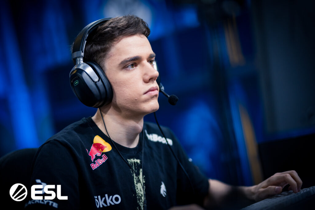 The esports player zont1x from the CS2 Team Spirit in front of a computer during the Counter-Strike 2 tournament IEM Cologne 2025 - a photo.