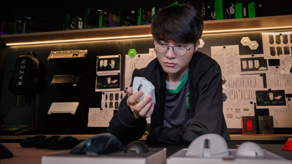 Faker with the Razer DeathAdder