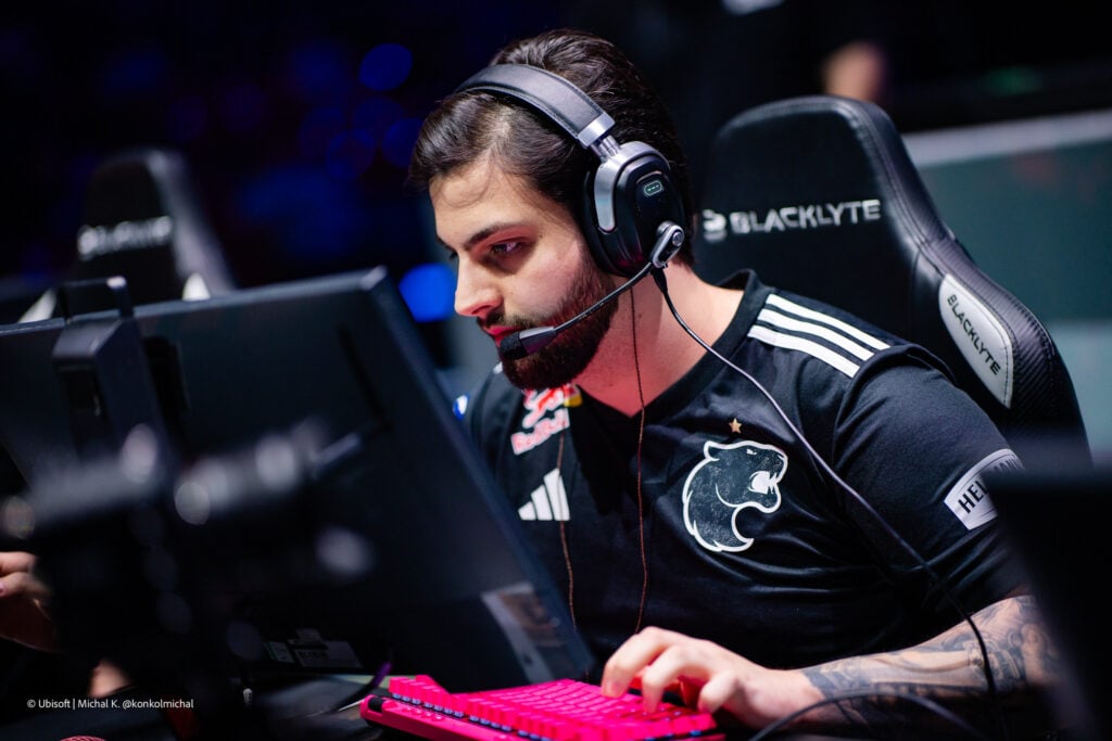 The photo features the Rainbow Six Siege X player Diego "Kheyze" Zanello from the esports team FURIA at the tournament Munich Major 2025.