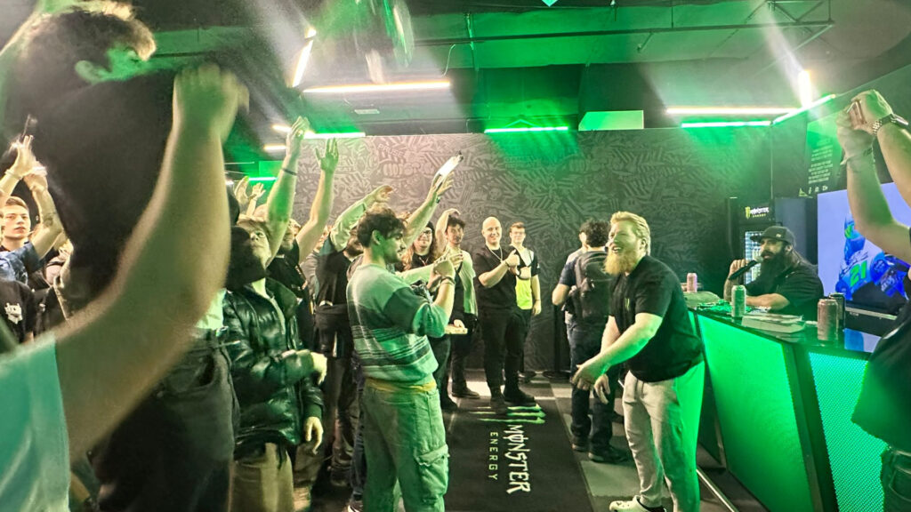 fl0m gives free goodies to the fans