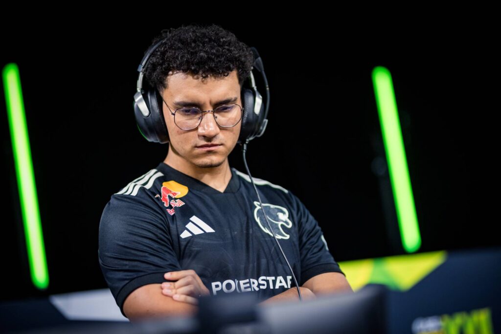 It’s a photo of CS2 esports coach Sidnei "sidde" Macedo from the team FURIA during the tournament ESL Pro League Season 22.