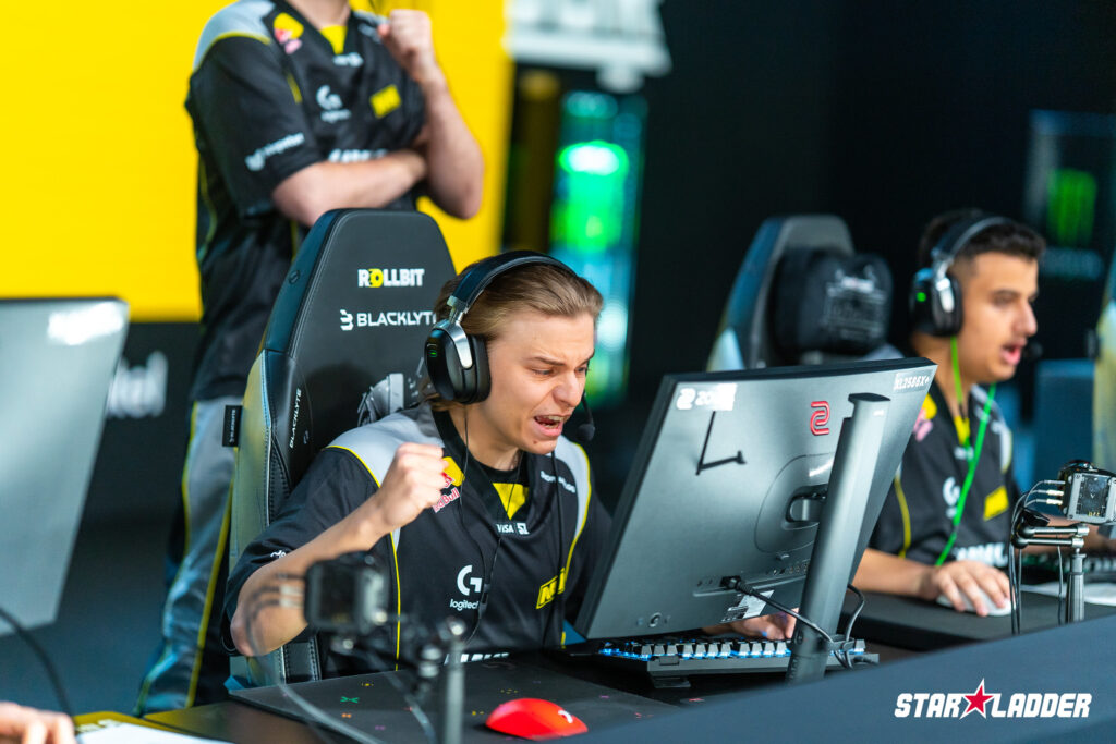 It’s a photo of the CS2 esports team NAVI at the StarLadder Major 2025 in Budapest.