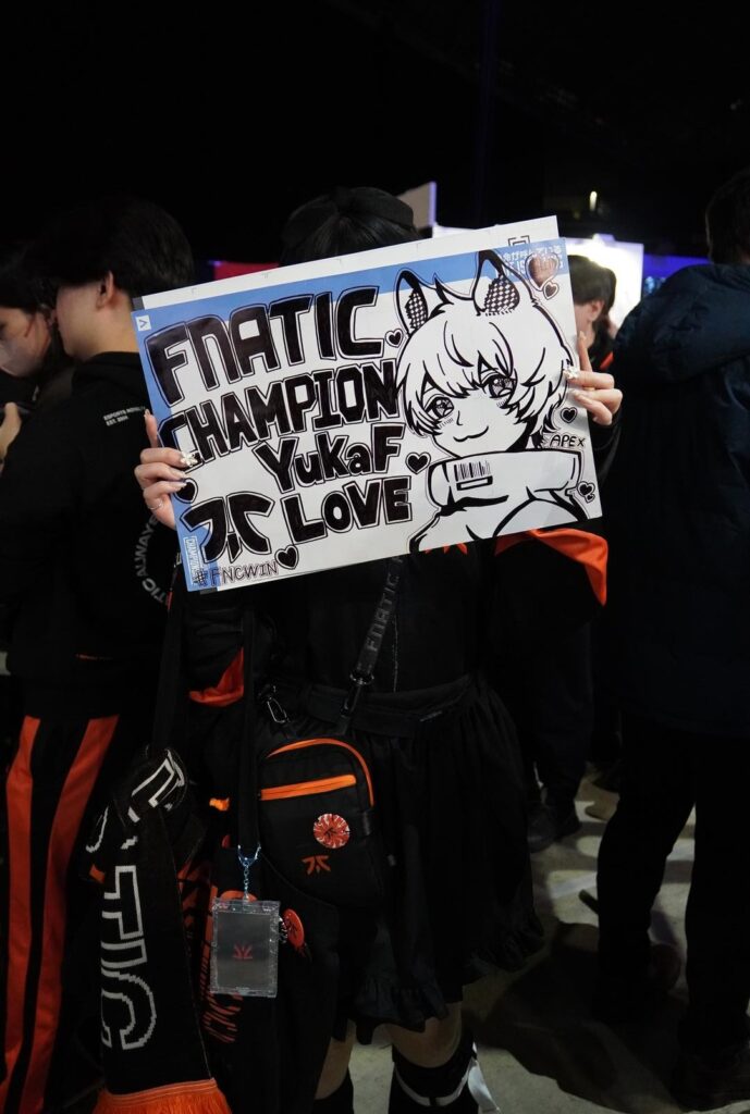 YukaF fan in the crowd (Photo via esports.gg / XC Enriquez)