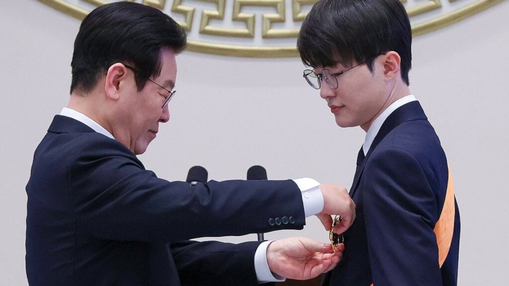President Lee Jae Myung gives Faker the Blue Dragon Medal 