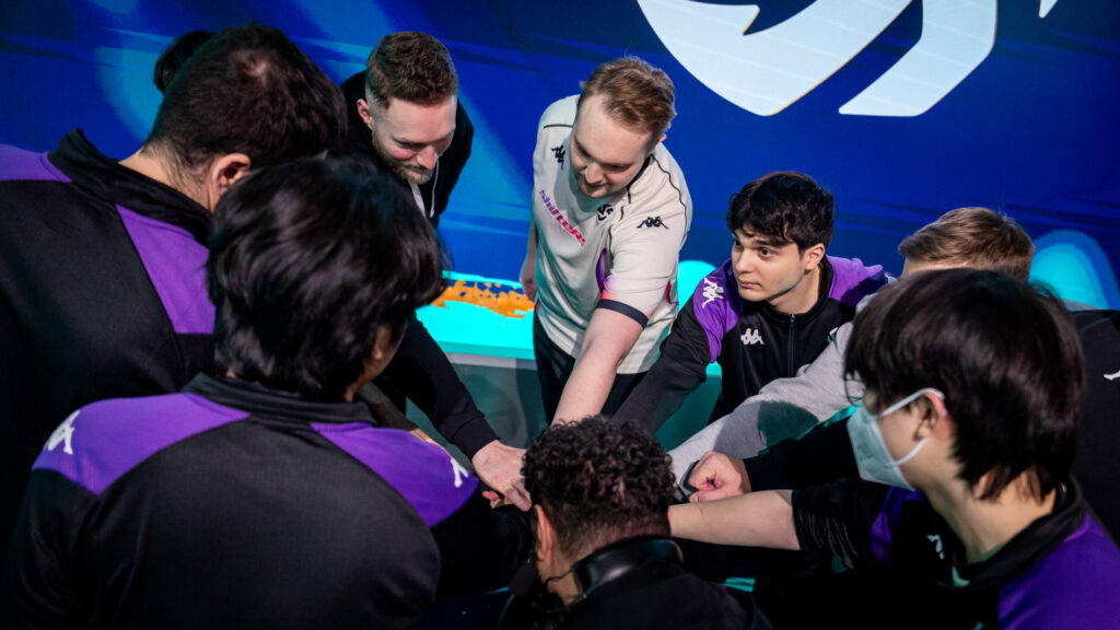 Shifters (SHFT) have a 3-5 score in the LEC Versus