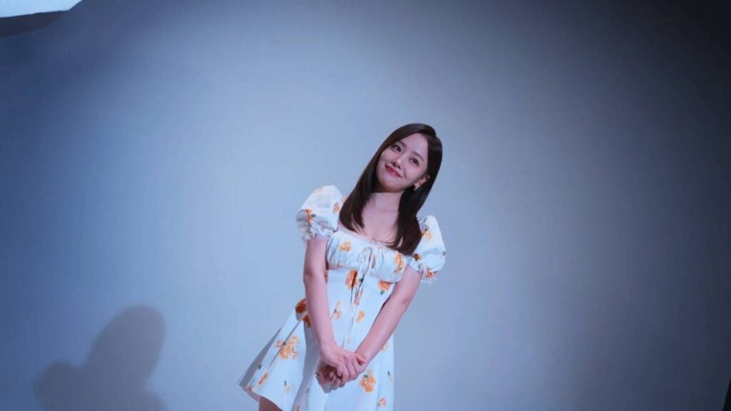 It’s a screenshot from the Korean reality show Single’s Inferno Season 5: the image shows one of the contestants, Ham Ye-jin during a photoshoot session.