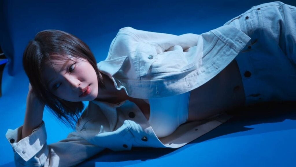 It’s a screenshot from the Korean reality show Single’s Inferno Season 5: the image shows one of the contestants, Kim Go-eun During a photoshoot session.