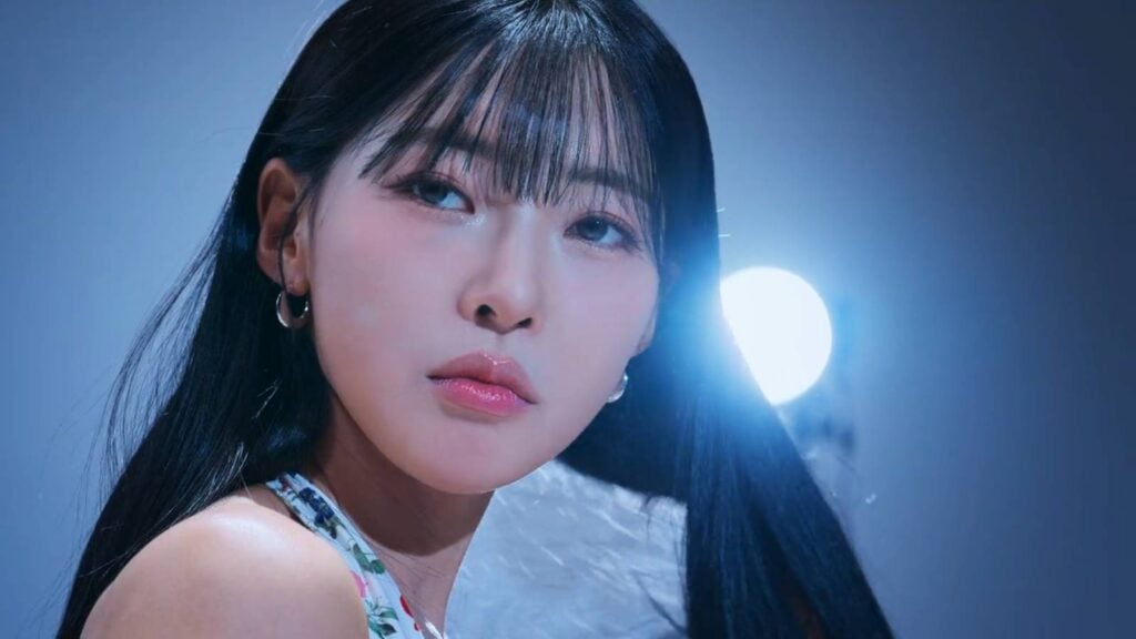 It’s a screenshot from the Korean reality show Single’s Inferno Season 5: the image shows one of the contestants, Kim Min-gee during a photoshoot session.