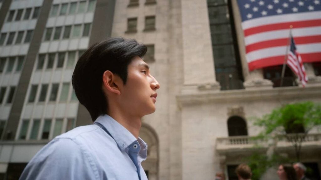 It’s a screenshot from the Korean reality show Single’s Inferno Season 5: the image shows one of the contestants, Lee Sung-hun in the USA.