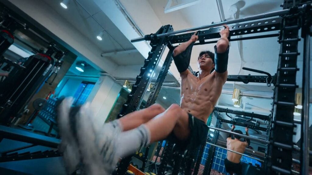It’s a screenshot from the Korean reality show Single’s Inferno Season 5: the image shows one of the contestants, Lim Su-been in a gym.