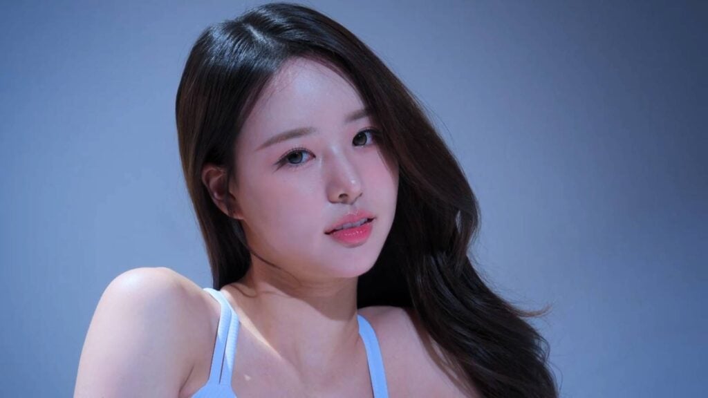 It’s a screenshot from the Korean reality show Single’s Inferno Season 5: the image shows one of the contestants, Park Hee-sun.