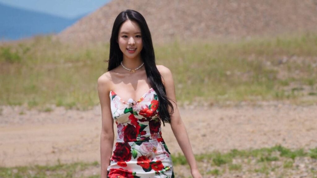 It’s a screenshot from the Korean reality show Single’s Inferno Season 5: the image shows one of the contestants, Park Hee-sun, while she enters the show for the first time.