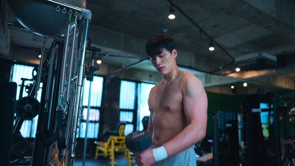 It’s a screenshot from the Korean reality show Single’s Inferno Season 5: the image shows one of the contestants, Shin Hyeon-woo in a gym.