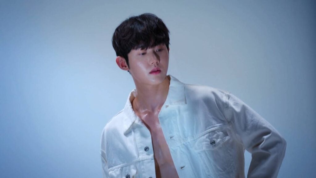 It’s a screenshot from the Korean reality show Single’s Inferno Season 5: the image shows one of the contestants, Woo Sung-min during a photoshoot session.