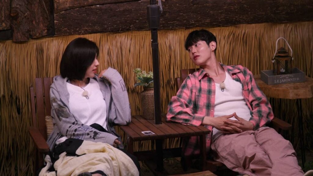 Single’s Inferno Season 5, a screenshot from episode 7 - Kim Go-eun and Woo Sung-min during their private conversation on the Inferno island.