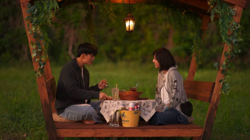 Single’s Inferno Season 5, a screenshot from episode 7 - Shin Hyeon-woo and Kim Go-eun during their game-winner special meal.