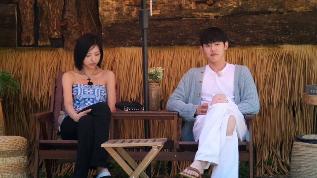 Single’s Inferno Season 5, a screenshot from episode 7 - Woo Sung-min and Kim Go-eun Sue during their private conversation on the Inferno island.