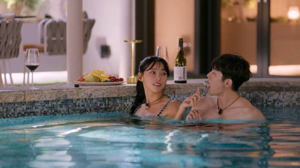 The image is a screenshot from the Korean reality show Single's Inferno Season 5 — Kim Min-gee and Woo Sung-min in a pool during their Paradise date.