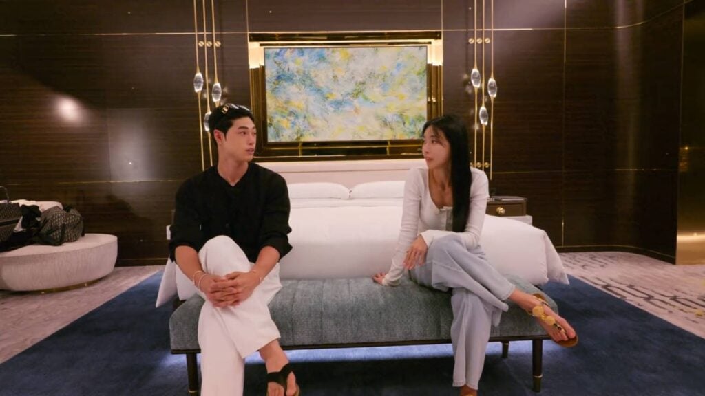 The image shows Kim Min-gee and Song Seung-il in a suite during Single’s Inferno Season 5 episode 3.