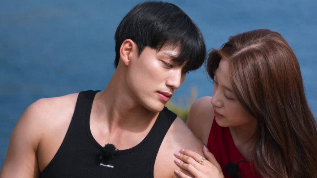 The image shows Lee Joo-young and Shin Hyeon-woo during an expressive photoshoot in Single’s Inferno Season 5 episode 4.