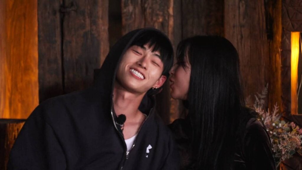 The screenshot from Netflix’s show Single’s Inferno Season 5: Song Seung-il and Kim Min-gee near a campfire in episode 4.