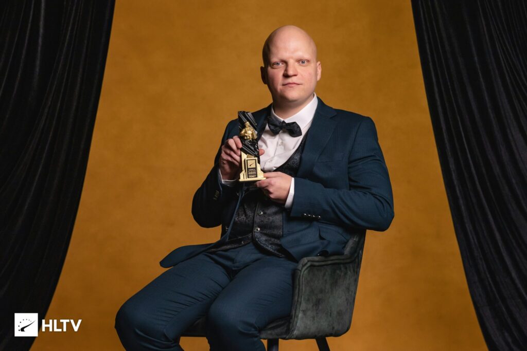 The coach of the CS2 esports Team Vitality, Rémy "XTQZZZ" Quoniam, with his HLTV Awards 2025 trophy as the coach of the year.