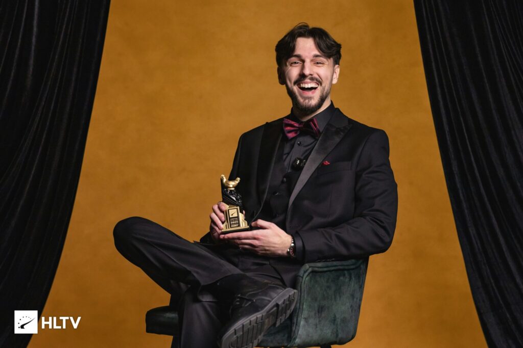 The CS2 content creatore dima_aimbots with his HLTV Awards 2025 trophy as the creator of the year.