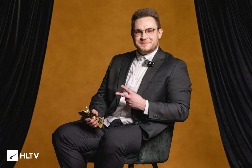 The CS2 streamer Mark “OhnePixel” Zimmermann with his HLTV Awards 2025 trophy as the streamer of the year.