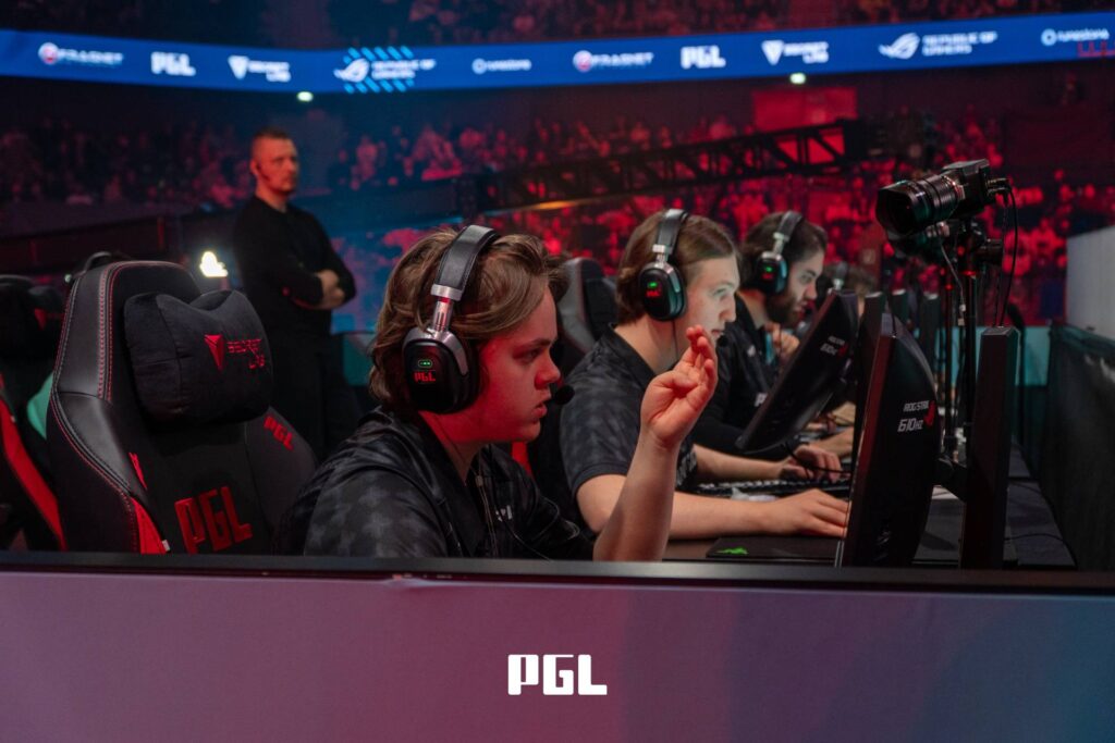 It’s a photo of Counter-Strike 2 players from the team PARAVISION during the playoffs stage at the CS2 esports tournament PGL Cluj-Napoca 2026 — in the quarterfinal, playing against Team Falcons.