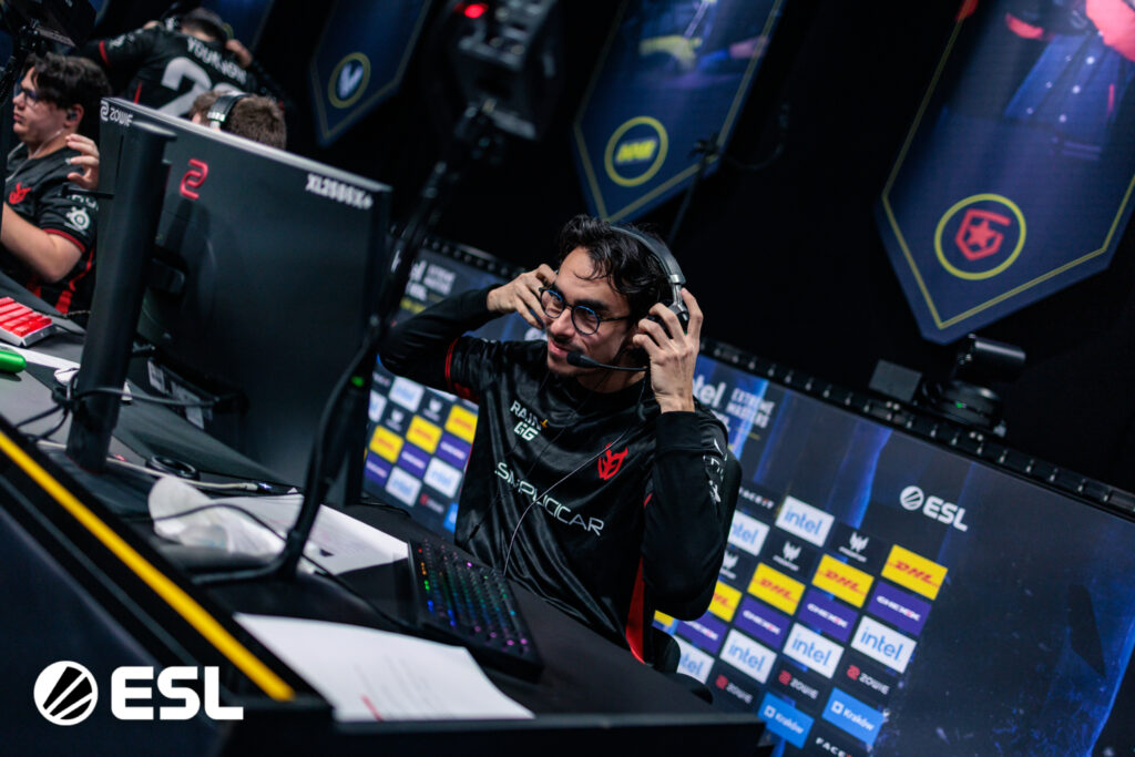 It’s a photo of the CS2 player Bryan "Maka" Canda from the team 3DMAX during the Counter-Strike esports tournament IEM Kraków 2026 — in front of a monitor, taking his headset off after a match.