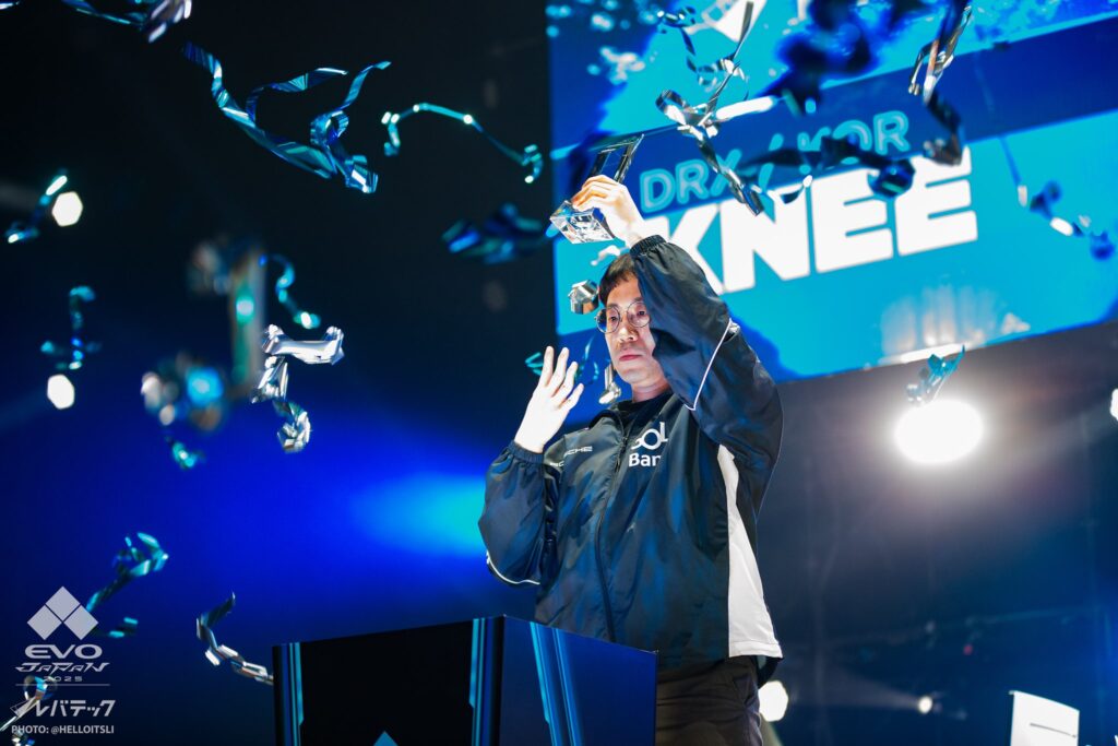 It’s a photo of the TEKKEN 8 esports player Knee after winning the Evo Japan 2025 tournament.