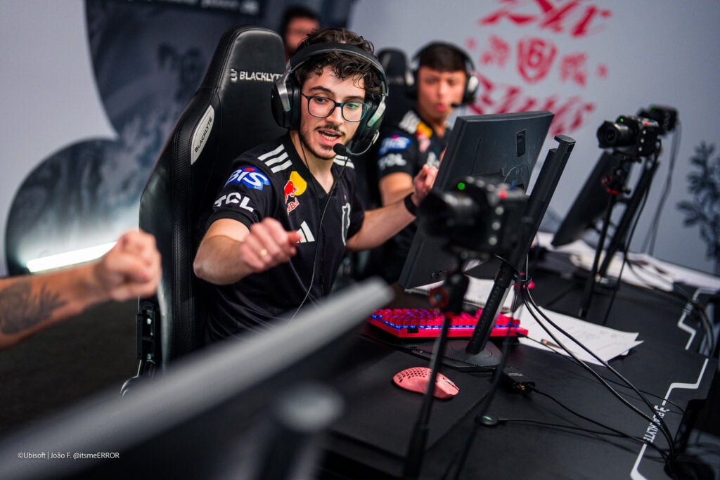 It’s a photo of the Rainbow Six Siege X esports team FURIA during the Playoffs stage of the tournament Six Invitational 2026: players in front of their computers greet each other with a good round, doing fist bump.