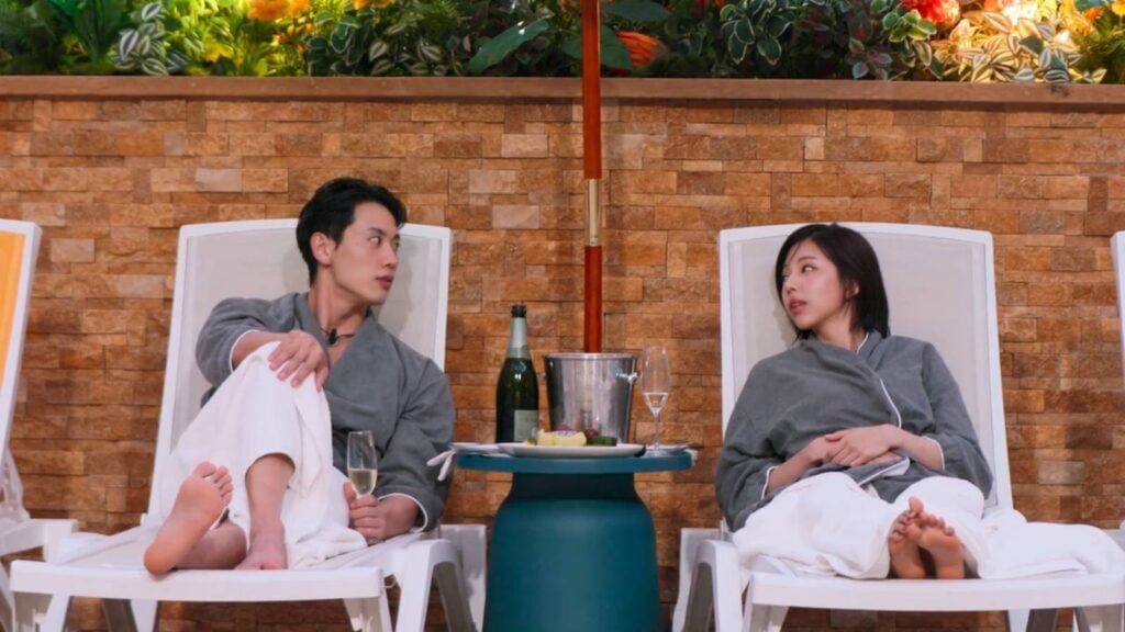 Two participants of Single’s Inferno Season 5: Jo I-geon and Kim Go-eun near a pool during their Paradise date in episode 10.
