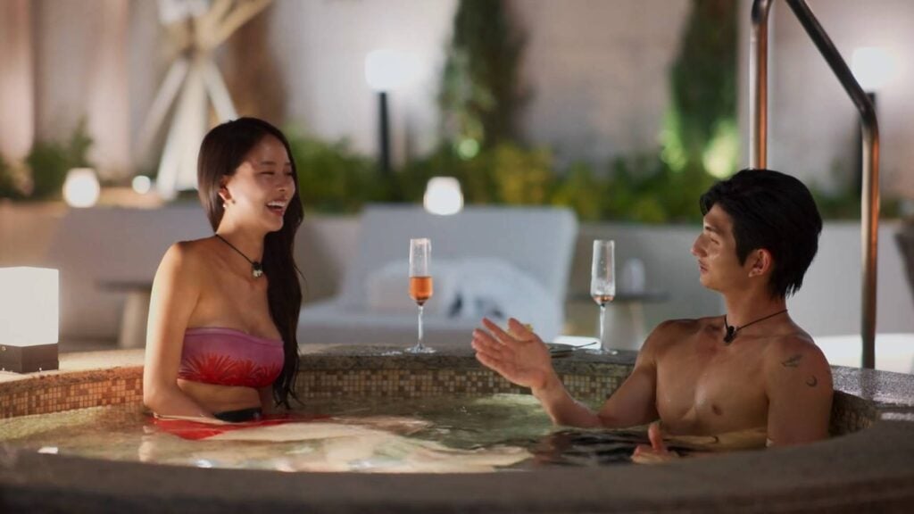 Two participants of Single’s Inferno Season 5: Park Hee-sun and Lee Sung-hun in a hot tube during their Paradise date in episode 10.