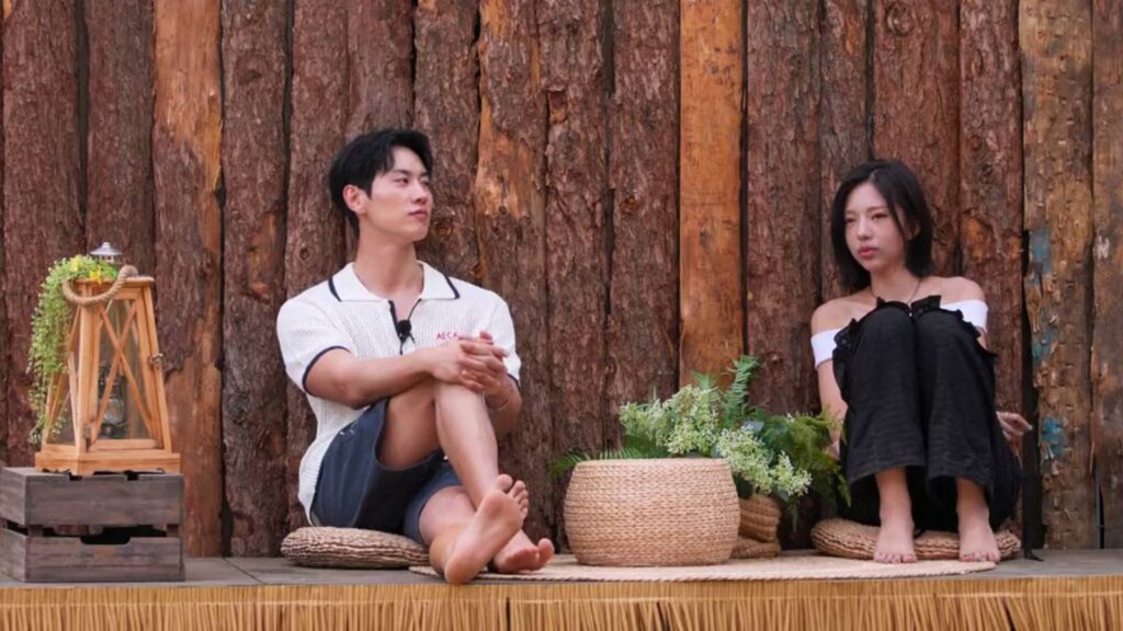 The screenshot from the Netflix show Single’s Inferno Season 5 - episode 9, Jo I-geon and Kim Go-eun have a chat.