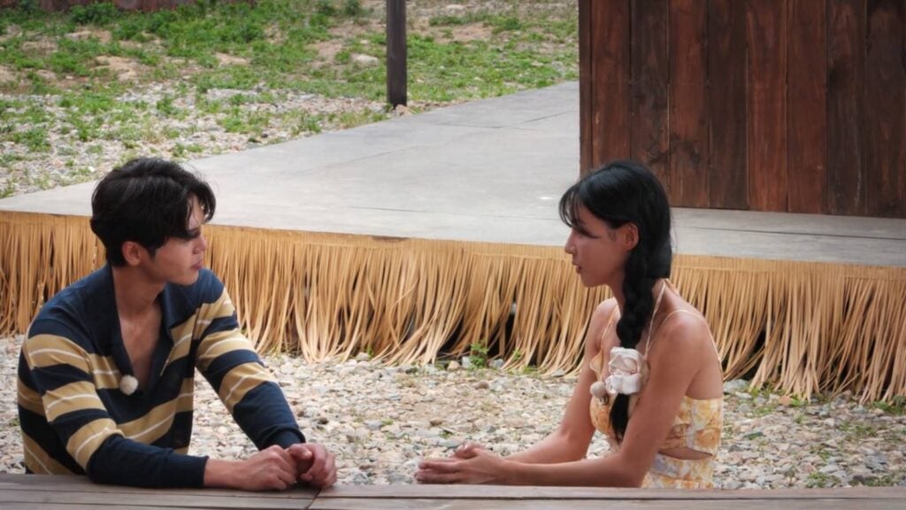 The image features two participants of Single’s Inferno Season 5: Lim Su-been and Kim Min-gee have a friendly chat in episode 11.