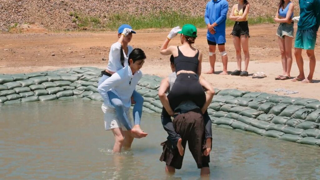 The image features two participants of Single’s Inferno Season 5: Steal the hat, a game in episode 11. 