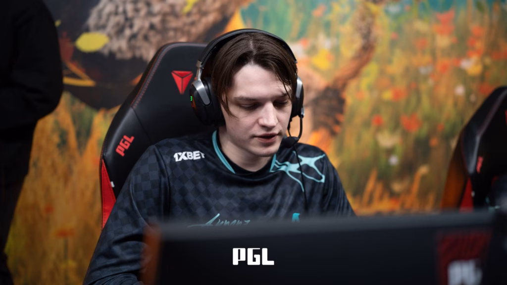 Foto tersebut menampilkan pemain dari tim Dota 2 Aurora Gaming - fokus selama pertandingan tahap swiss di turnamen PGL Wallachia S8.