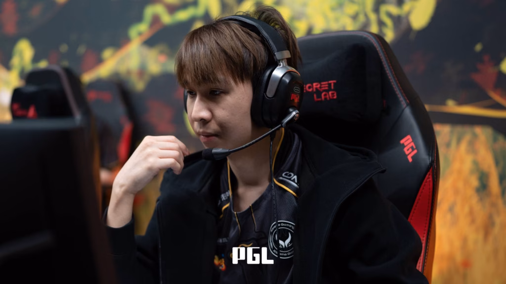 It’s a photo of the Dota 2 esports player from the team Xtreme Gaming — focused during an opening match against NAVI in Swiss round 1 of the tournament PGL Wallachia Season 8.
